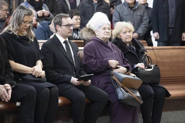 Poslední rozloučení s Petrem Hannigem (†79): Lucie Bílá dojemně promluvila, zmínila i Neposlušné tenisky