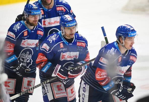 Foto: Příjemný šok: Rytíři před vyprodanou halou sesadili Vítkovice z čela