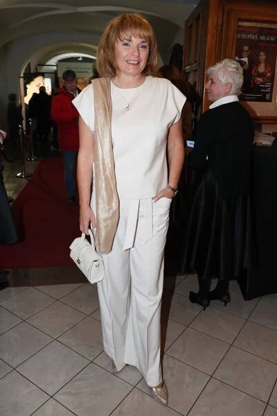 Zvolit můžete i celý světlý outfit jako Barbora Munzarová. 