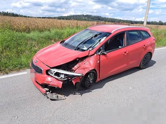 Při střetu s osobním autem v zatáčce u Mnichovic přišel řidič pionýru o nohu