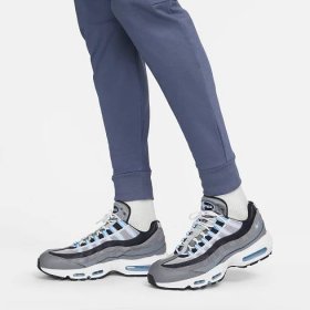 Pánské běžecké tepláky Nike Sportswear Tech Fleece Lightweight v  zeštíhleném střihu. Nike CZ