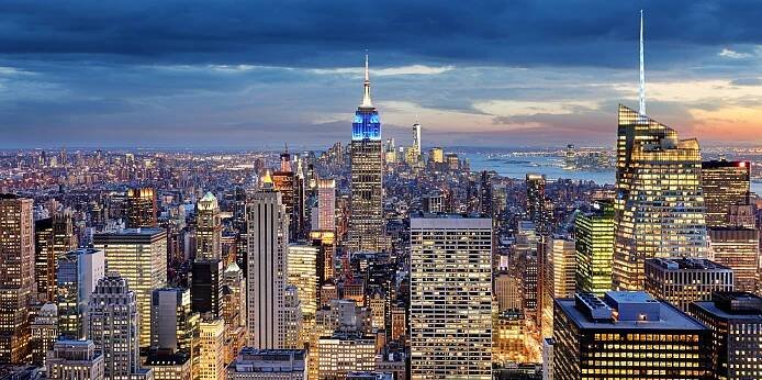 Večerní pohled na manhattanské mrakodrapy