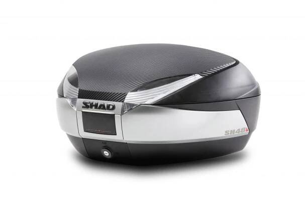 Vrchní kufr na motorku s barevným krytem SHAD SH48 karbon se zámkem PREMIUM SMART