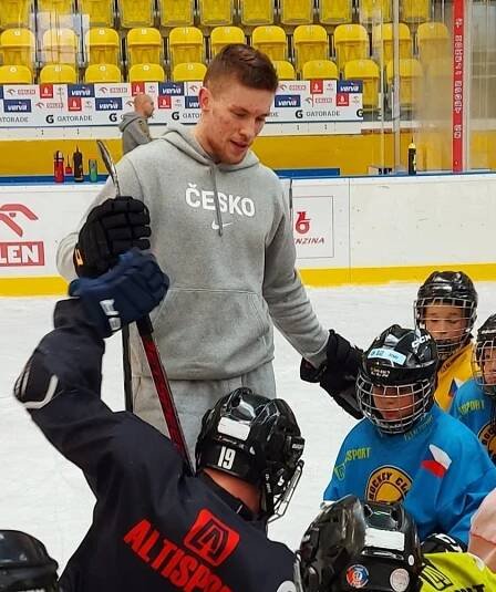 FOTO: Útočník Jan Myšák povzbudil hráče 5. a 6. třídy HC Litvínov