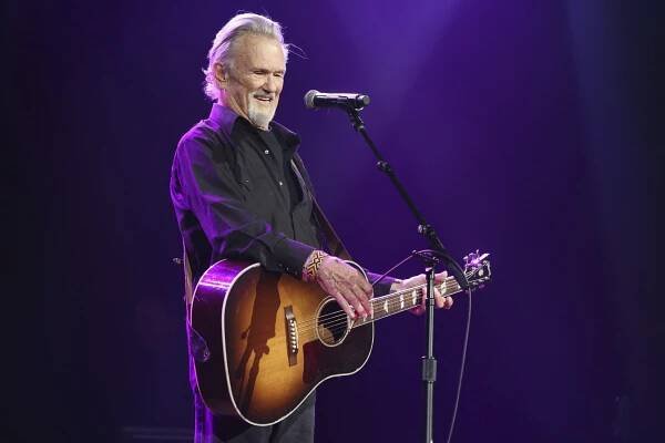 Otec z neho chcel mať vojaka, on sa rozhodol, že bude pesničkárom. Zomrel Kris Kristofferson