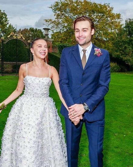Dámy, plačte: Hollywoodský fešák Douglas Booth se oženil!