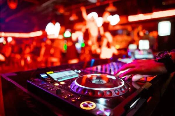 What Is a 4 Deck DJ Controller? 2