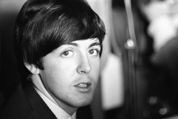 Paul McCartney to k sedmdesátce dotáhl s malou přátelskou pomocí | Hospodářské noviny (HN.cz)