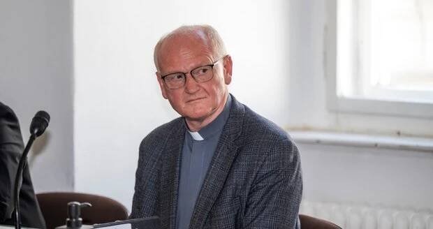 Obvodní soud pro Prahu 1 začal projednávat žalobu, kterou podal kněz a historik Tomáš Petráček na Univerzitu Karlovu kvůli svému propuštění z Katolické teologické fakulty, 23. září 2024, Praha. Na snímku je současný děkan Katolické teologické fakulty Univerzity Karlovy Jaroslav Brož.