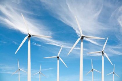 Stáhnout - Větrné turbíny na obloze — Stock obrázek