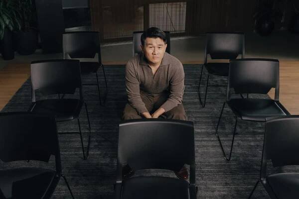Ronny Chieng shows spirit of aloha in Netflix's 'Love to Hate It' - Los Angeles Times
