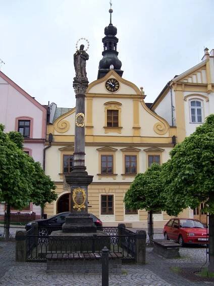 Soubor:Česká Třebová, Staré náměstí, stará radnice a mariánský sloup.jpg – Wikipedie
