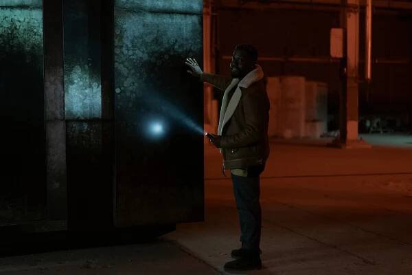 Temná hmota - Nemáš svůj svět - Z filmu - Dayo Okeniyi