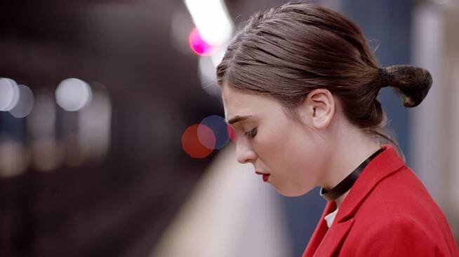 Clara Mamet - Sloan Hearts Neckface - Z filmu