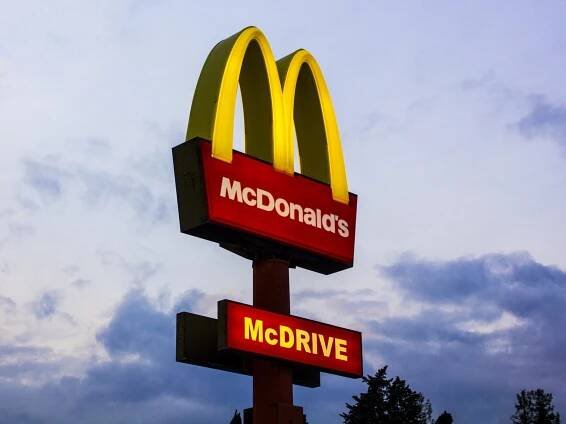 Delší provoz výdejních oken vítají především fastfoody. Ostatním zařízením moc nepomůže