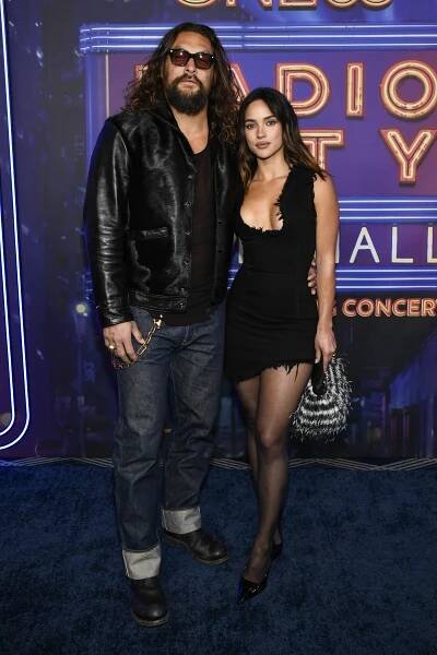 Herec Jason Momoa a jeho partnerka Adria Arjona...