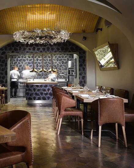 Ambiente – Práce v La Degustation Bohême Bourgeoise už na tebe čeká.