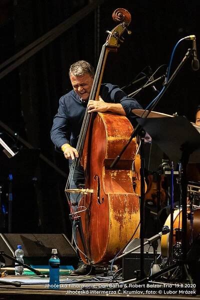 Koncert na hradním nádvoří odstartuje festival Jihočeská intermezza. S filharmonií vystoupí Dan Bárta a Robert Balzar Trio