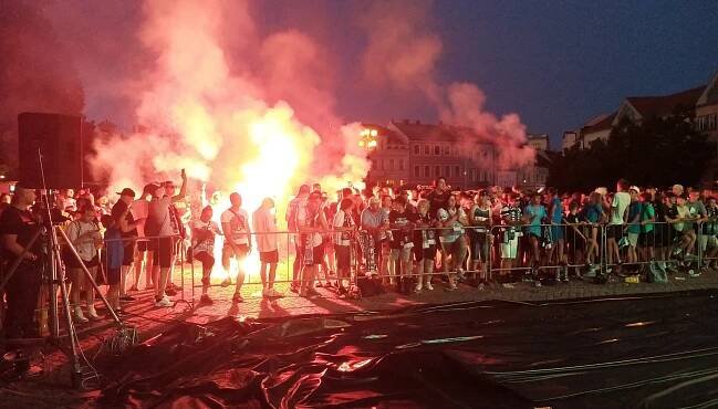VIDEO: Rachejtle i dělobuchy. Fanoušci Slovácka rozpoutali na náměstí inferno