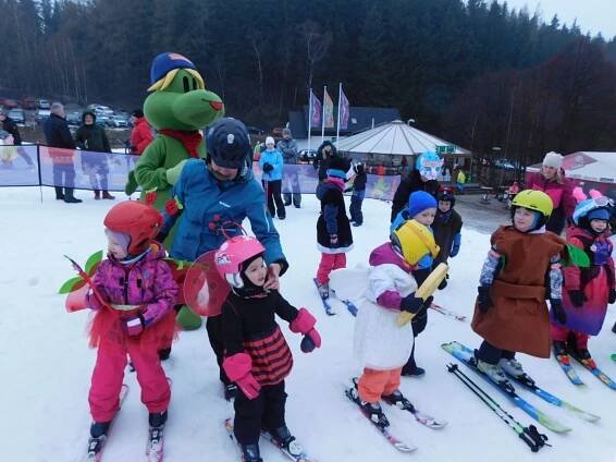 Beruška, andílek i tchoř. Bílý svah v Olešnici ožil barvami ski karnevalu