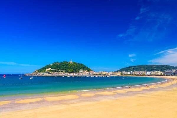 pláž la concha v san sebastian donostia, španělsko. nejlepší evropská pláž za slunečného - san sebastián - stock snímky, obrázky a fotky