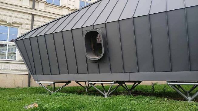 Fakulta architektury Vysokého učení technického v Brně postavila na své předzahrádce návrh modulu antarktické stanice.