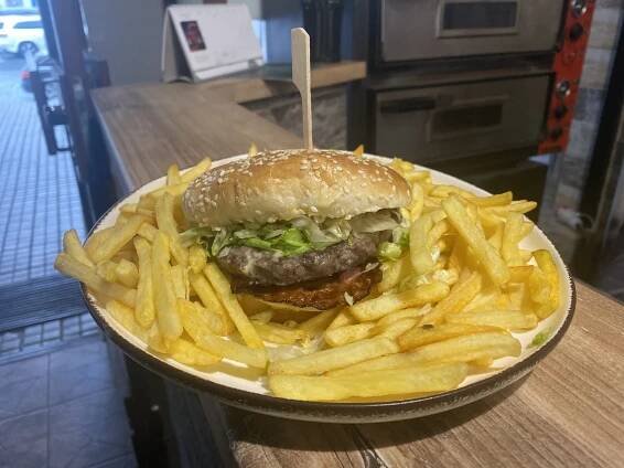 Burger dle výběru třeba i s hranolky v centru Hradce Králové: hovězí, cheddar, nakládaná okurka či chilli