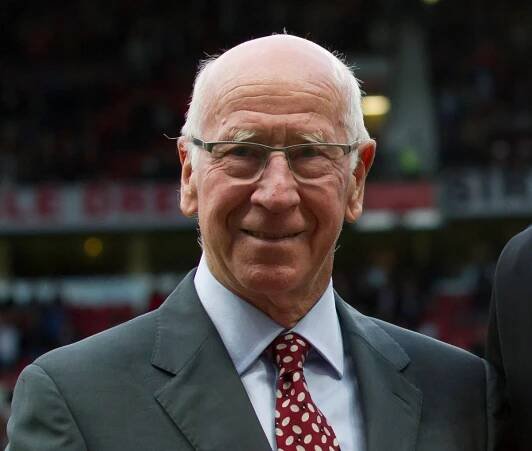Bobby Charlton trpí zákernou chorobou, povzbudila ho terajšia opora United