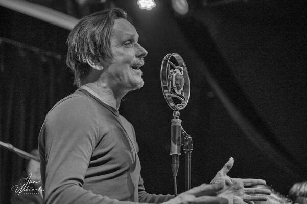 Frontman Original Vintage Orchestra Petr Kroutil slavil padesátiny, přáli mu Michal Malátný, Ondřej Havelka i Karel Vágner