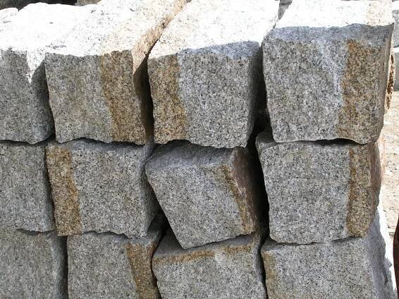 Gartenmoebel, Mauerstein, Steintisch, Feuerstelle, Feuer im Garten, Feuertisch, Findlinge zum Garten, Produkte aus Findlingen