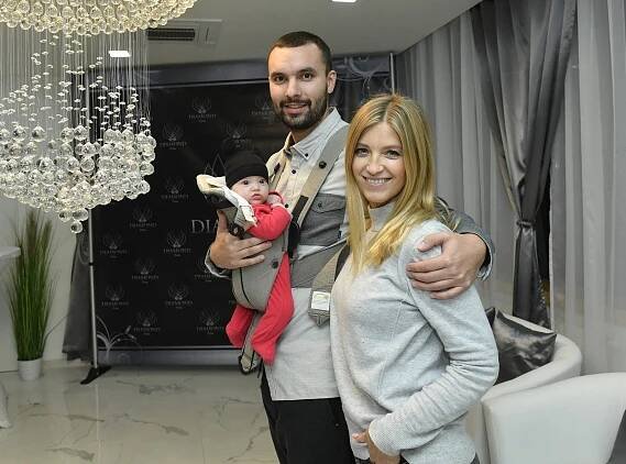 Tři měsíce po porodu nemaká pouze tahle sympatická reportérka. Pracovní kšeft má za sebou i její dcera Emilka