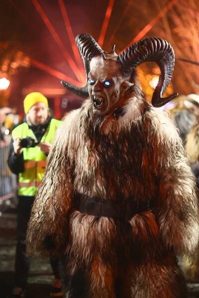 Krampus show byla velkolepá.