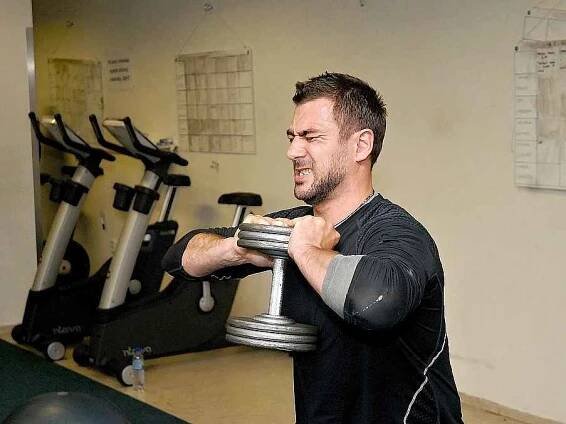 Obránce brněnské Komety Jozef Kováčik při kondiční přípravě.