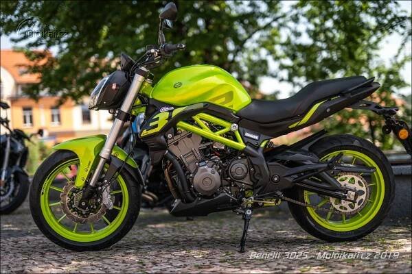 Test A2: Dokáží Benelli 302S, CFMOTO 400NK a Zontes 310R konkurovat zavedené Yamaze 