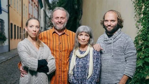 Jaroslav Dušek s manželkou Ivetou, dcerou Agátou a synem Martinem.