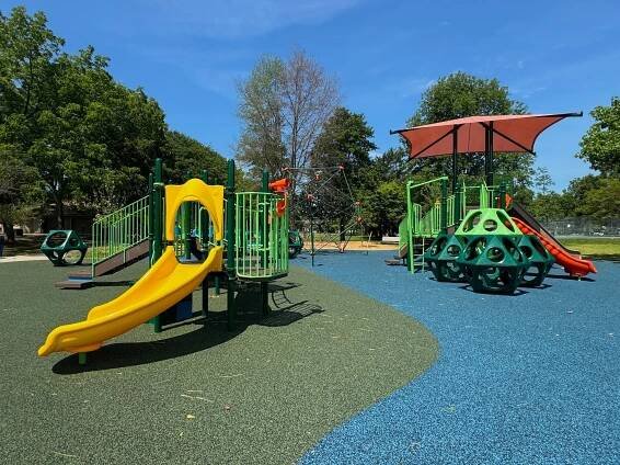 Explore Upper Arlington, Ohio with your kids by visiting one of these fun parks and playgrounds! Upper Arlington offers us its fair share of parks and playgrounds for exploring and playing! Two of them are even connected to a library which makes for a full day outing in itself!