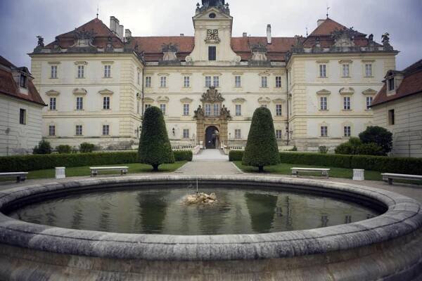 Dominantou Valtic je barokní zámek s kaplí, foto Hotel Salety