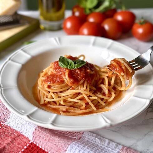 Spaghetti al Pomodoro (Tomato Basil Pasta)