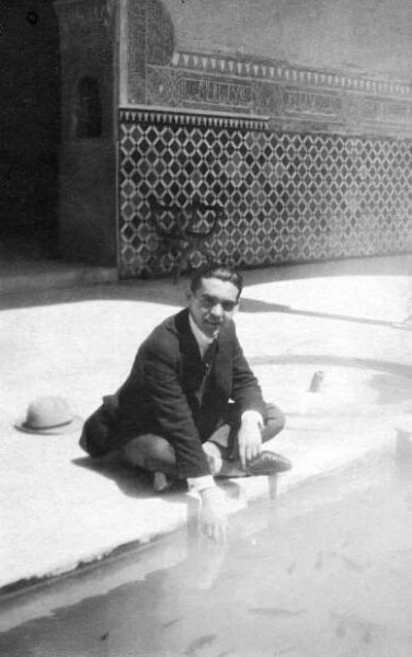 Federico García Lorca en un patio de la Alhambra, en Granada (España)