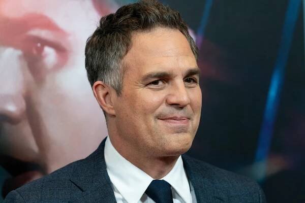 20 Male Celebrities Who Are 5’8″