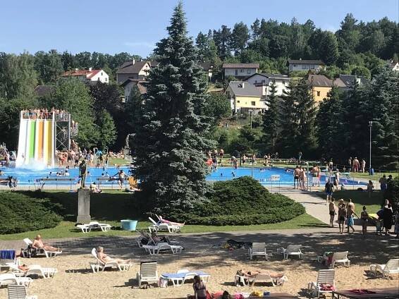 Tropický den na Jiráskově koupališti v Náchodě. Lákadlem je nový dětský bazén