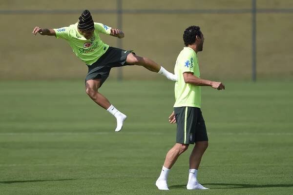Podívejte, vždyť nepadá! Čerstvě obarvený Neymar testoval "simulanta" Freda karate kopem