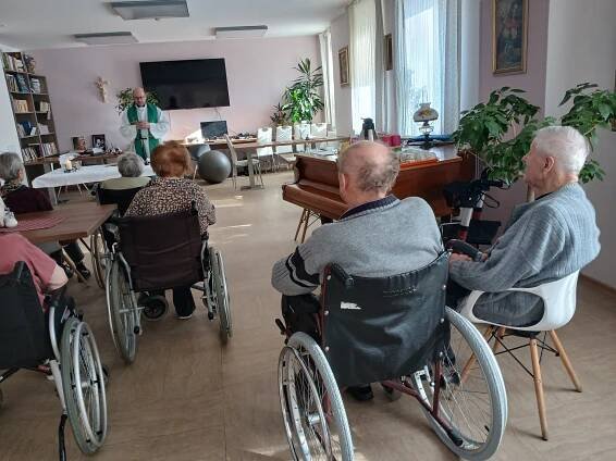 Bohoslužba v Centru sociálních služeb Emausy | Fotogalerie | Dobrá Voda u Č.Budějovic | Domovy | Ledax - Služby pro seniory