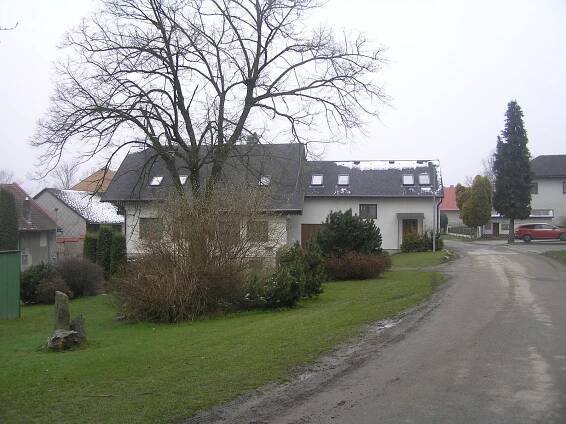 Modlíkov: malá obec s moderním hřištěm i kontejnery pod zemí