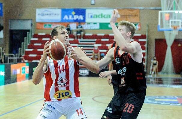 Basketbalové utkání Kooperativy NBL mezi BK JIP Pardubice (v červenobílém) a ERA Basketball Nymburk (v černém) v pardubické hale na Dašické.