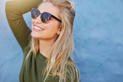Bezplatný obrázek: Rozkošné blond vlasy mladá žena se slunečními brýlemi a mobilním telefonem