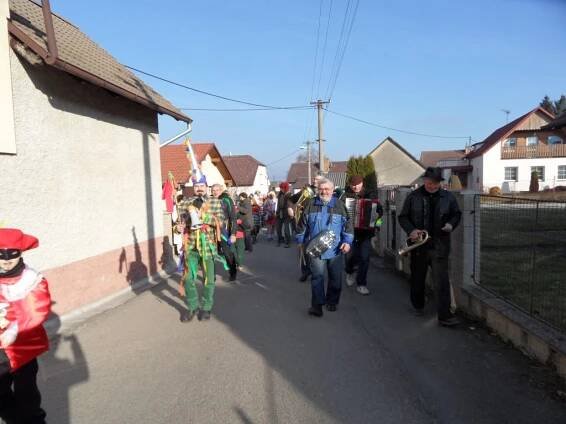 1.3.2014 - Masopustní průvod - Oficiální stránky obce Chotýšany