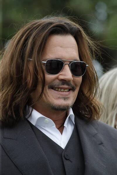Loni fanoušky nemile překvapil ‚hnijícím‘ úsměvem, teď má Johnny Depp nový chrup! Chtěl se líbit své Julii z Prahy?