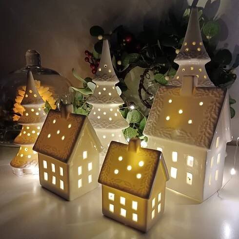 Keramický domeček, 8,5 x 6,9 x 12,9 cm, teple bílá, 2xLR44 | DECOLED