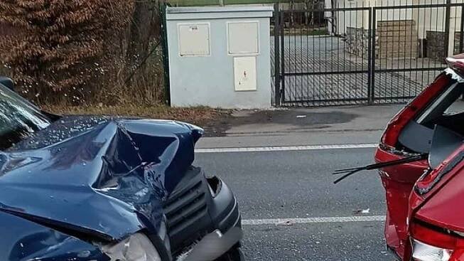 Při odpolední nehodě v Plané nad Lužnicí se zranily tři osoby